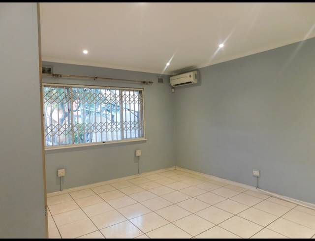 2 BEDROOM SECTIONAL TITLE TO LET IN MONTCLAIR